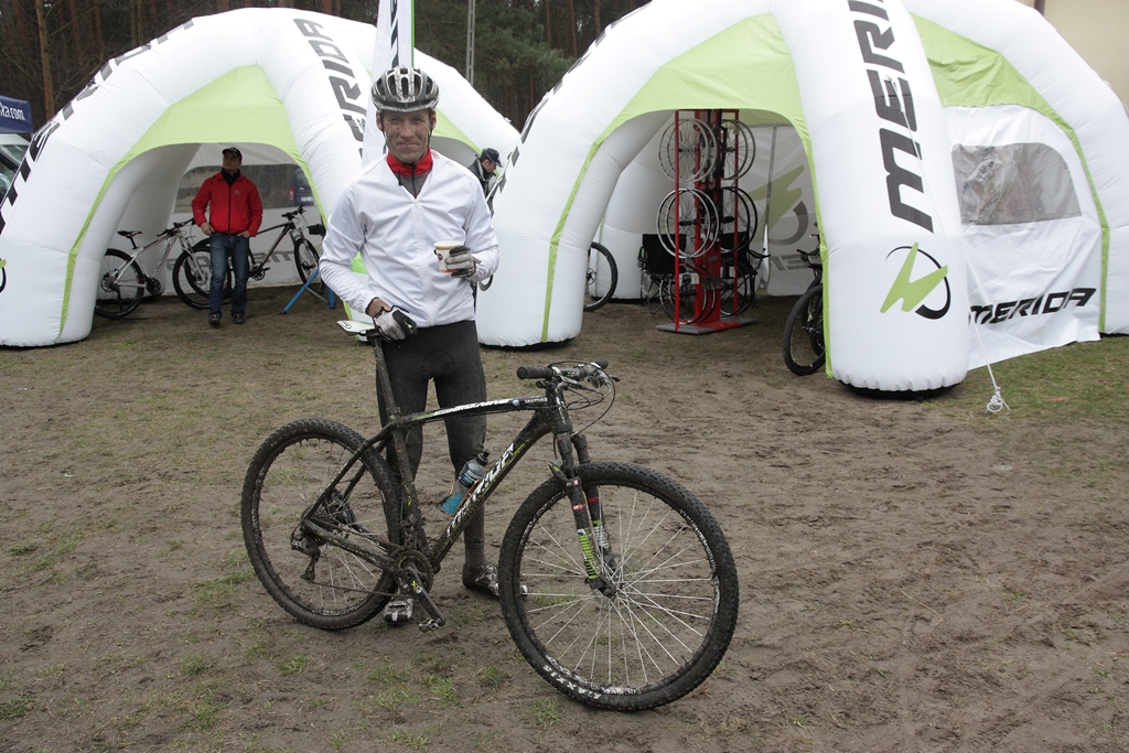 Cezary Zamana i jego Merida Big.Nine Carbon Team w Piasecznie. Zwyciężył tam wyścig Merida Mazovia MTB Marathonu na dystansie Mega po jedynie dwóch tygodniach testowania roweru Meridy.